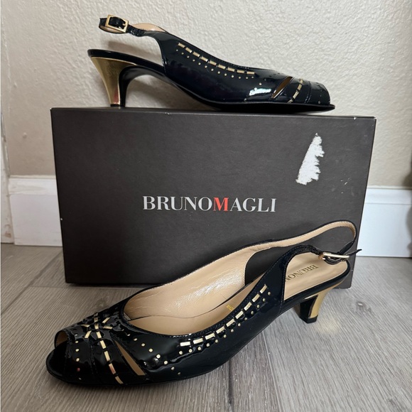 Bruno Magli Patent leather black sandals open toe 8